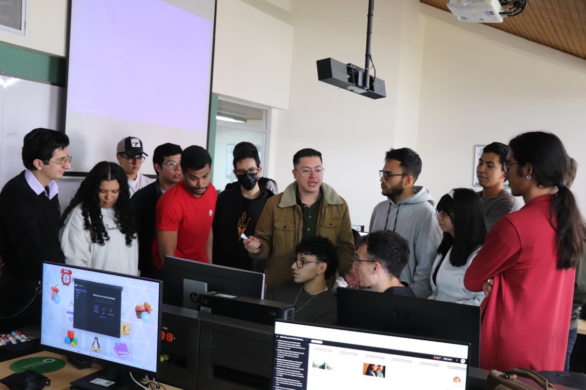Todo el grupo reunido alrededor de una misma pantalla