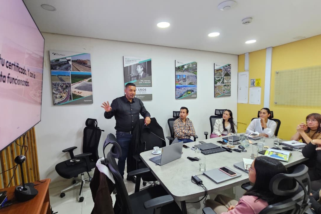 Instructor de Nodos en formación presencial con el equipo del cliente en su oficina