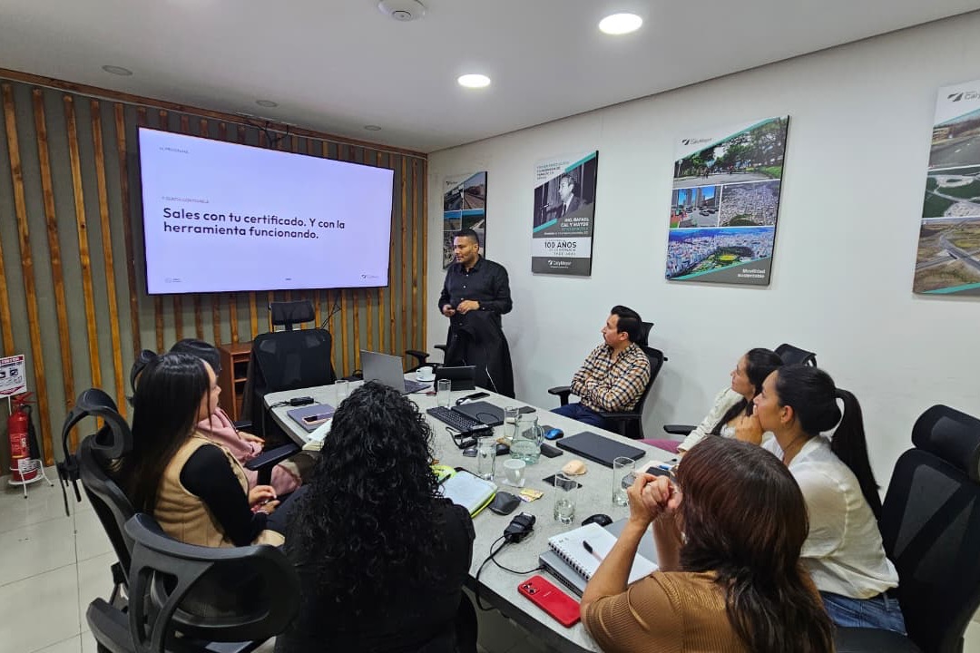 Sesión presencial con la pantalla proyectando: Sales con tu certificado. Y con la herramienta funcionando.