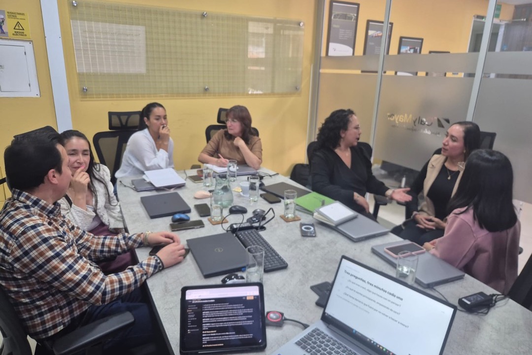 Equipo del cliente trabajando alrededor de la mesa durante la formación